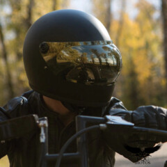 casco-motocicleta-biltwell-gringo-s-ece-flat-black-modelo-mirando-lado.jpf