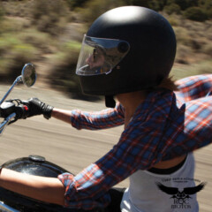 casco-motocicleta-biltwell-gringo-s-ece-flat-black-modelo-ella-rodando.jpf
